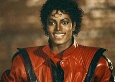 Imagen secundaria 1 - Arriba, algunos de los artículos firmados de Michael Jackson de la colección de Timmy Ropero. Abajo, el malagueño con el sombrero de 'Smooth criminal' y la réplica firmada de la chaqueta de 'Thriller'. 