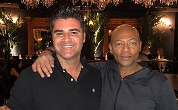 Timmy Ropero junto a LaVelle Smith Jr., coreógrafo y bailarín principal de Michael Jackson, protagonista del documental 'The man behind the dance'.