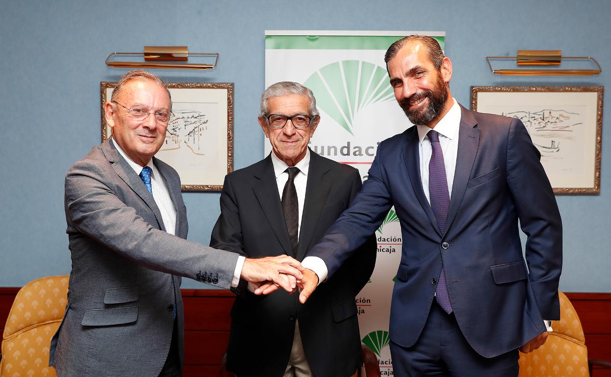 Román Fernández-Baca, director general de Bellas Artes del Ministerio de Cultura y Deporte; el presidente de la Fundación Unicaja, Braulio Medel; y el director financiero de Acción Cultural Española, Eduardo Fernández.