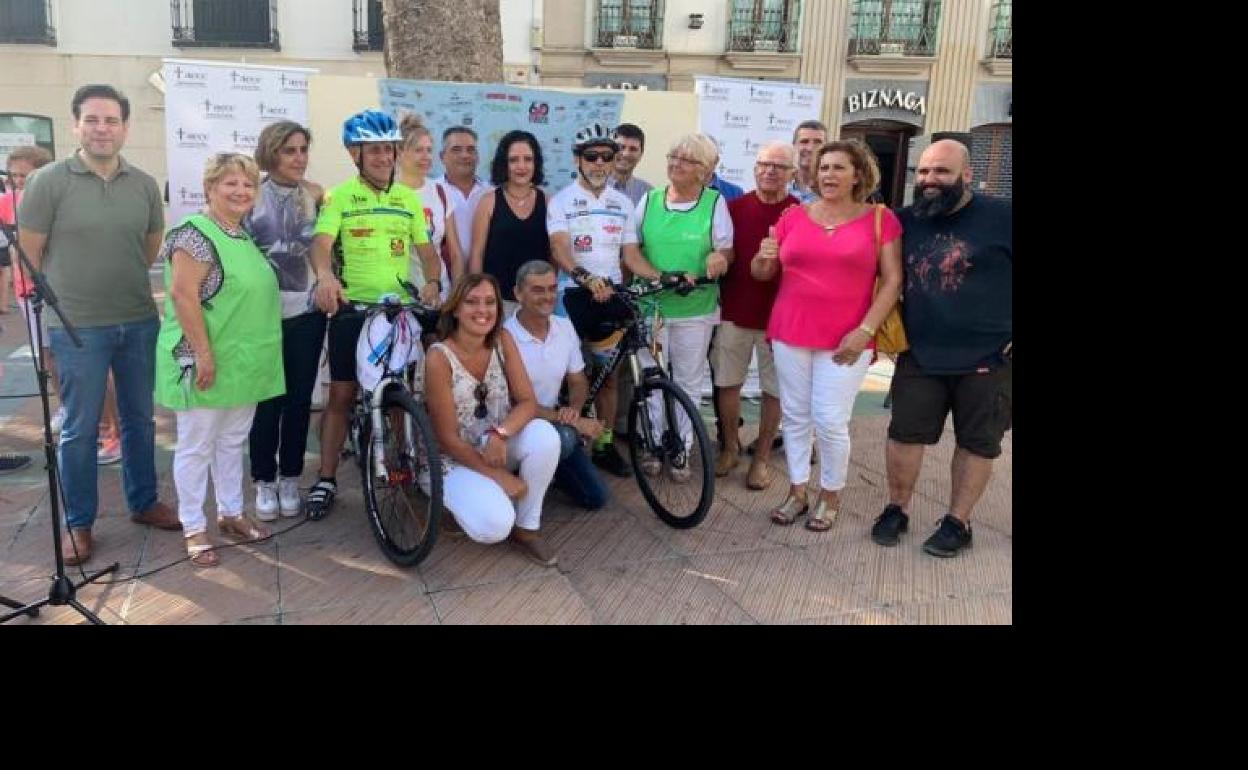 Bernardo Cortés y Francisco Bueno, este jueves en el Balcón de Europa, rodeados de vecinos y ediles. 