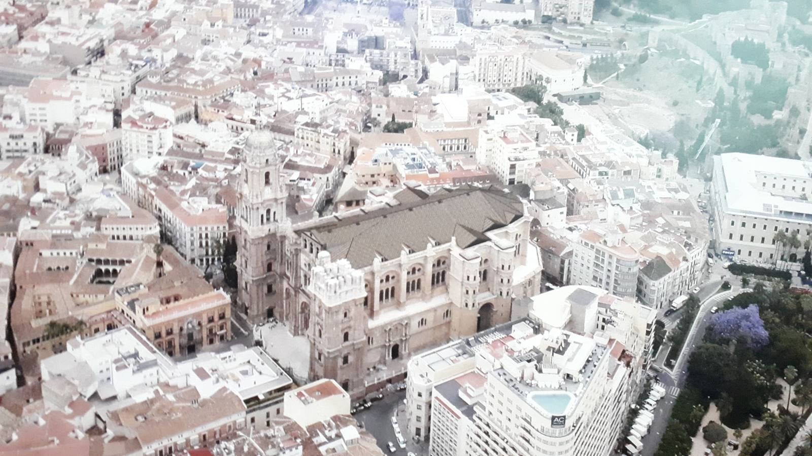 El Obispado ha dado a conocer este viernes el proyecto de cubierta a dos aguas elaborado para la Catedral por el arquitecto Juan Manuel Sánchez La Chica y su socio Adolfo de la Torre Prieto. La actuación sigue el esquema del tejado a dos aguas que dejó dibujado Ventura Rodríguez en el siglo XVIII. Esta cubierta permite mantener la visita turística tanto por su interior como por su exterior y se ha analizado al detalle el sistema de evacuación de aguas.