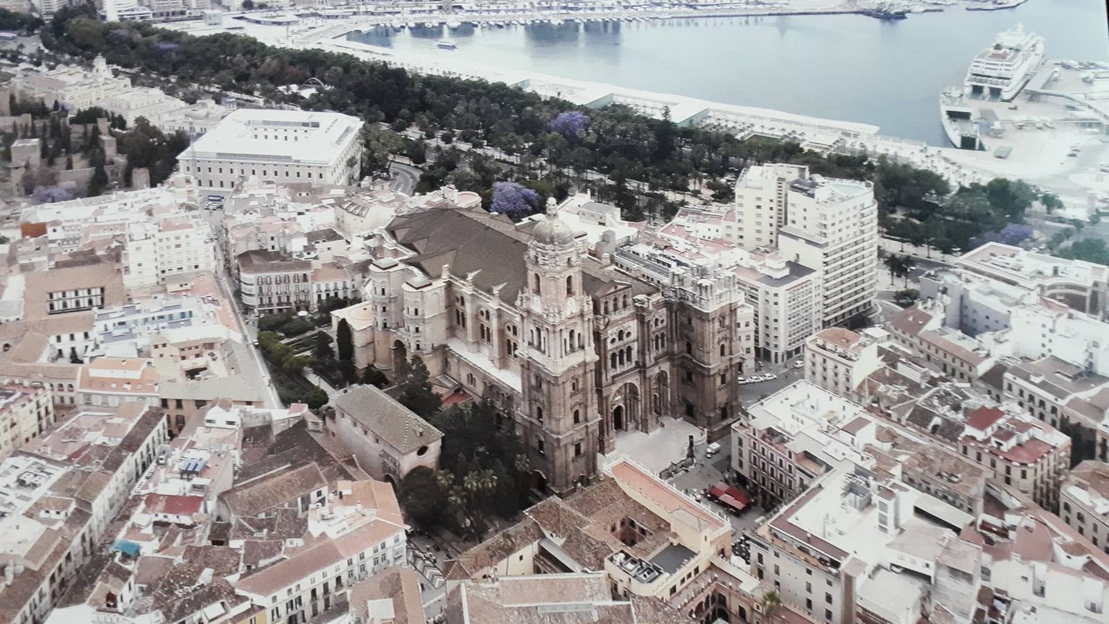 El Obispado ha dado a conocer este viernes el proyecto de cubierta a dos aguas elaborado para la Catedral por el arquitecto Juan Manuel Sánchez La Chica y su socio Adolfo de la Torre Prieto. La actuación sigue el esquema del tejado a dos aguas que dejó dibujado Ventura Rodríguez en el siglo XVIII. Esta cubierta permite mantener la visita turística tanto por su interior como por su exterior y se ha analizado al detalle el sistema de evacuación de aguas