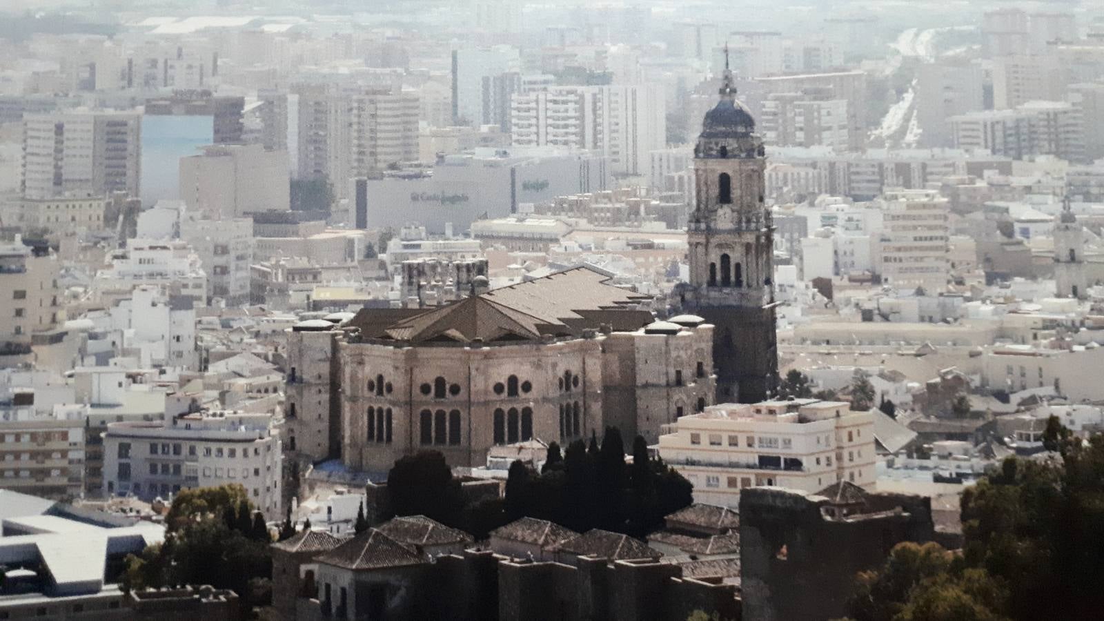 El Obispado ha dado a conocer este viernes el proyecto de cubierta a dos aguas elaborado para la Catedral por el arquitecto Juan Manuel Sánchez La Chica y su socio Adolfo de la Torre Prieto. La actuación sigue el esquema del tejado a dos aguas que dejó dibujado Ventura Rodríguez en el siglo XVIII. Esta cubierta permite mantener la visita turística tanto por su interior como por su exterior y se ha analizado al detalle el sistema de evacuación de aguas