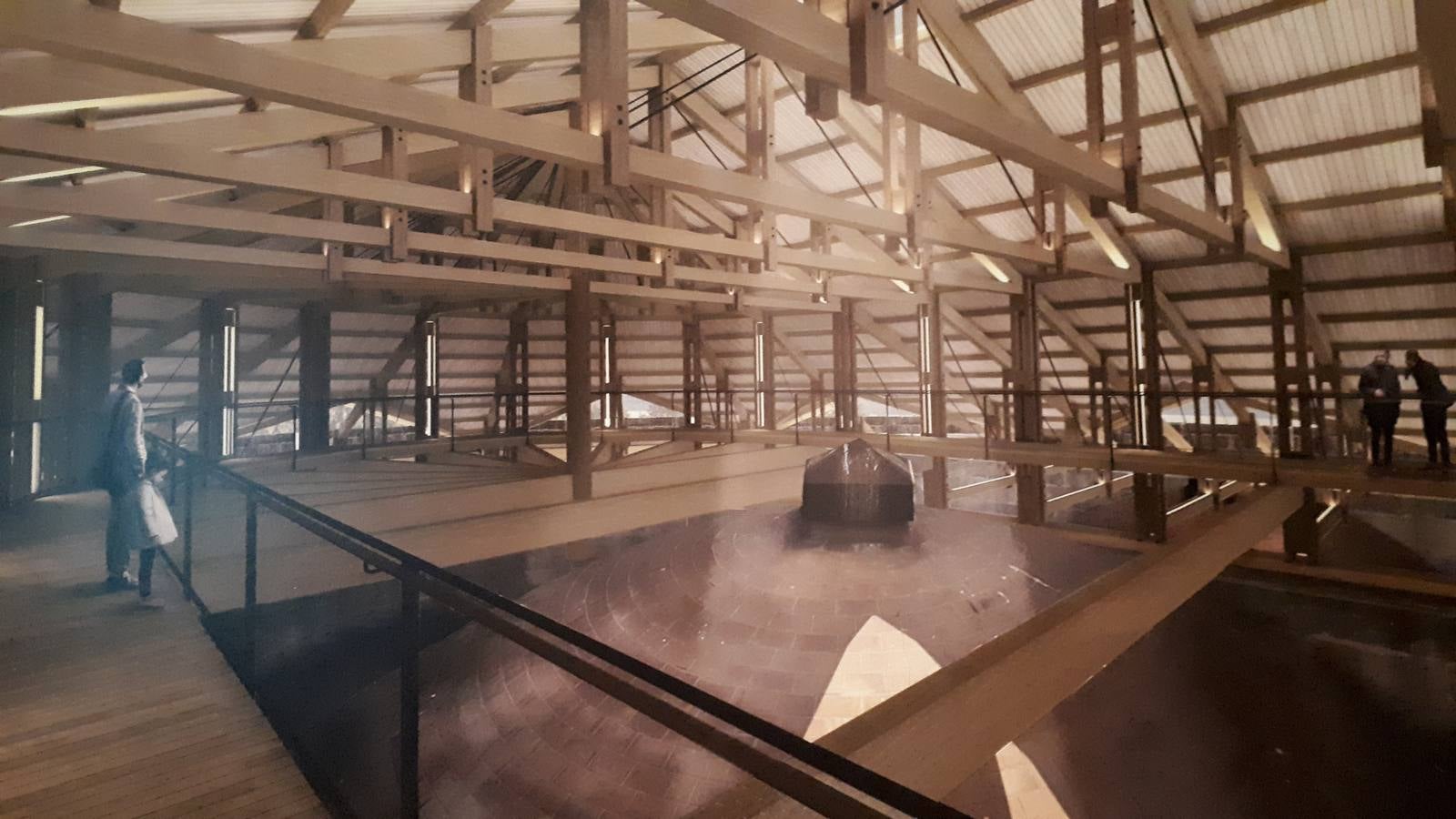 El Obispado ha dado a conocer este viernes el proyecto de cubierta a dos aguas elaborado para la Catedral por el arquitecto Juan Manuel Sánchez La Chica y su socio Adolfo de la Torre Prieto. La actuación sigue el esquema del tejado a dos aguas que dejó dibujado Ventura Rodríguez en el siglo XVIII. Esta cubierta permite mantener la visita turística tanto por su interior como por su exterior y se ha analizado al detalle el sistema de evacuación de aguas