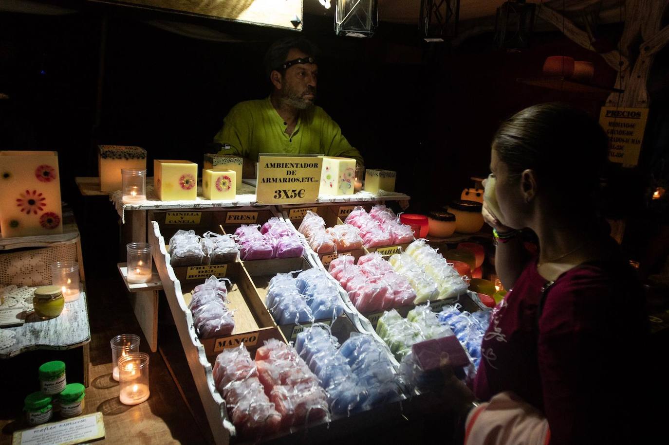 Unas 25.000 velas iluminan el municipio en la 23 edición de este certamen