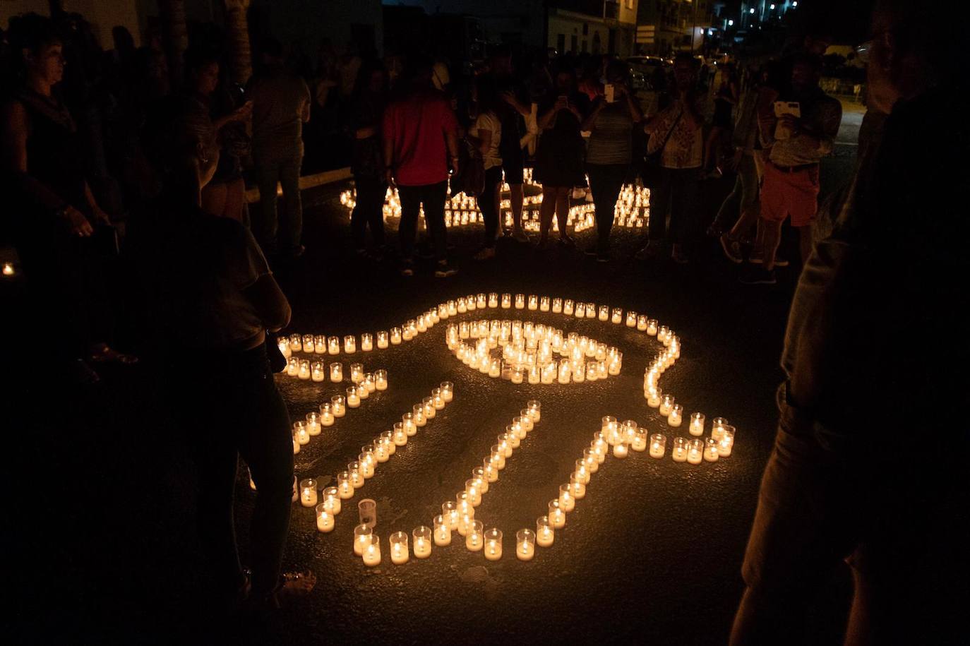 Unas 25.000 velas iluminan el municipio en la 23 edición de este certamen