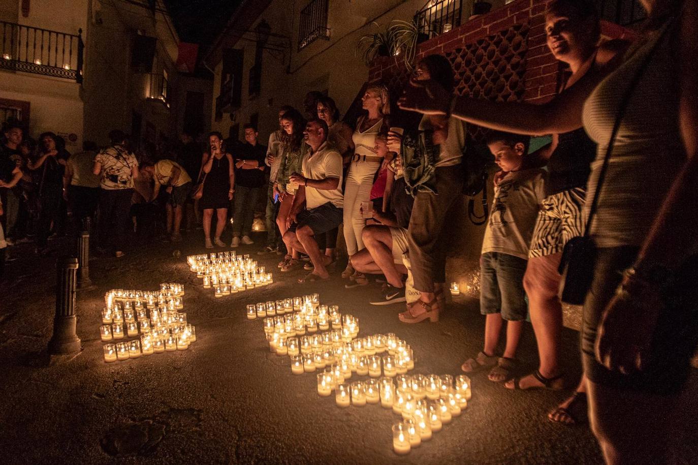 Unas 25.000 velas iluminan el municipio en la 23 edición de este certamen