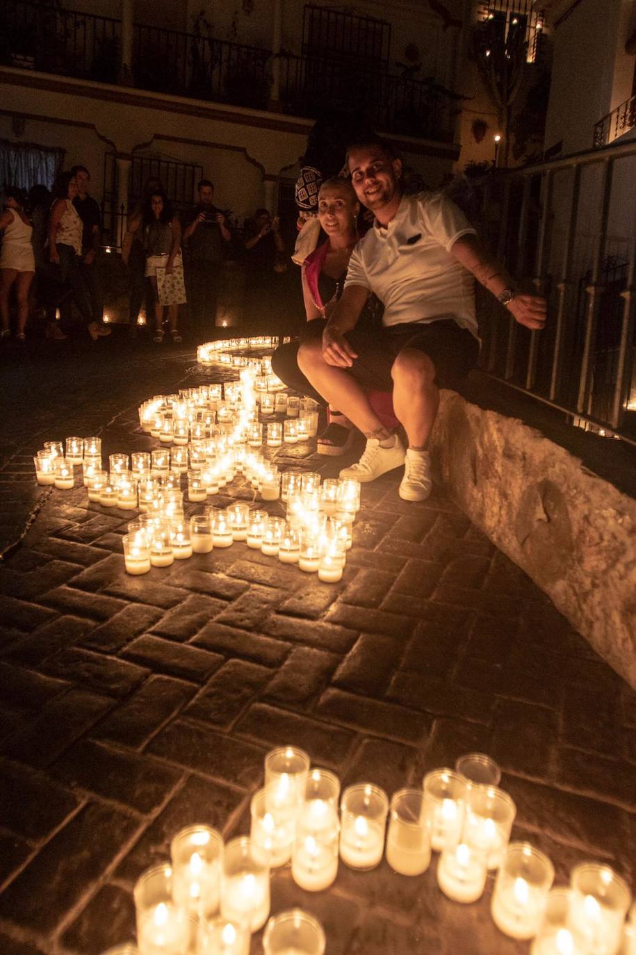 Unas 25.000 velas iluminan el municipio en la 23 edición de este certamen