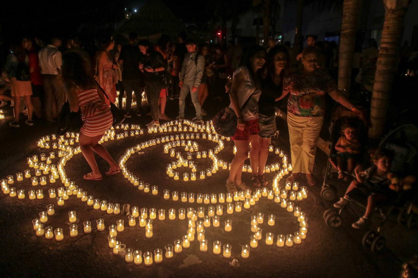 Unas 25.000 velas iluminan el municipio en la 23 edición de este certamen