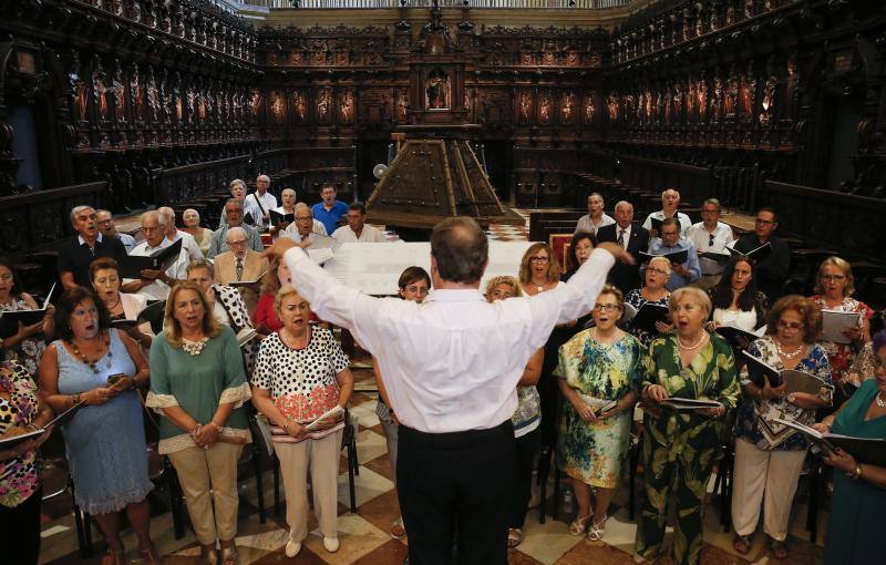 Los malagueños arropan a la Patrona en la misa en la Catedral de Málaga