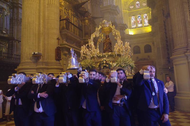 Miles de malagueños acompañan a la Virgen de la Victoria en su recorrido por el Centro