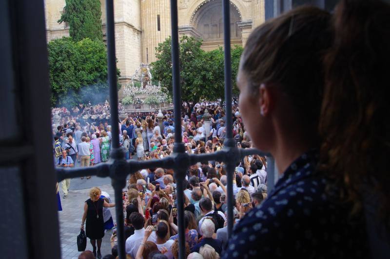 Miles de malagueños acompañan a la Virgen de la Victoria en su recorrido por el Centro