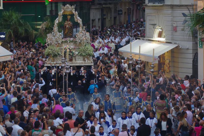 Miles de malagueños acompañan a la Virgen de la Victoria en su recorrido por el Centro