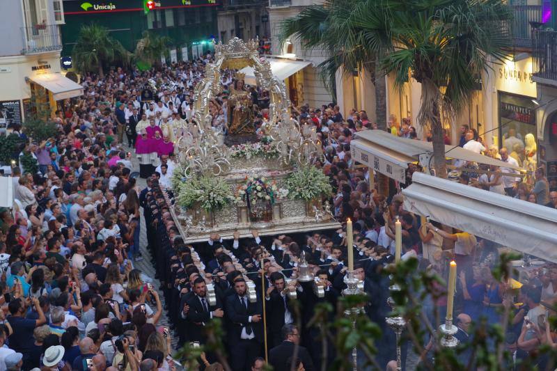 Miles de malagueños acompañan a la Virgen de la Victoria en su recorrido por el Centro