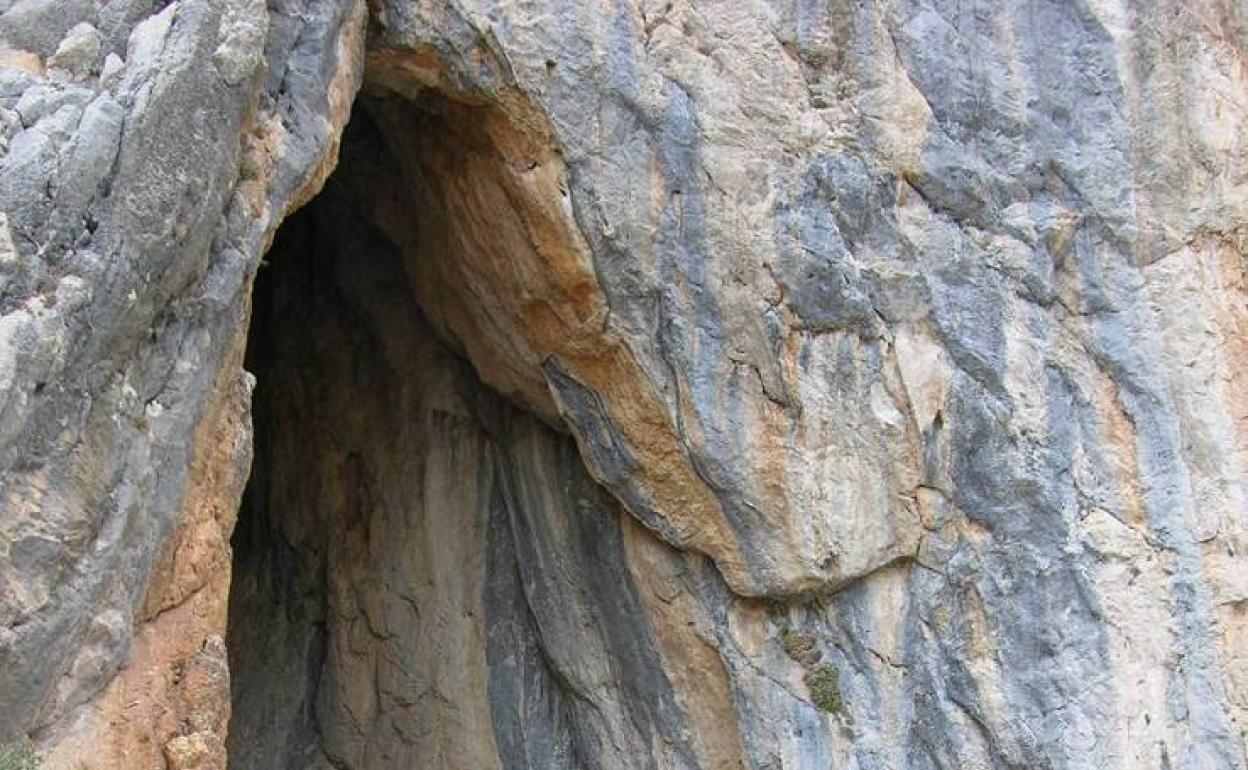 Imagen del acceso principal a la Cueva de Zafarraya. 