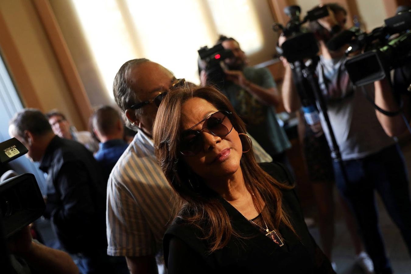 La cantante Ángela Carrasco llega a la capilla ardiente.