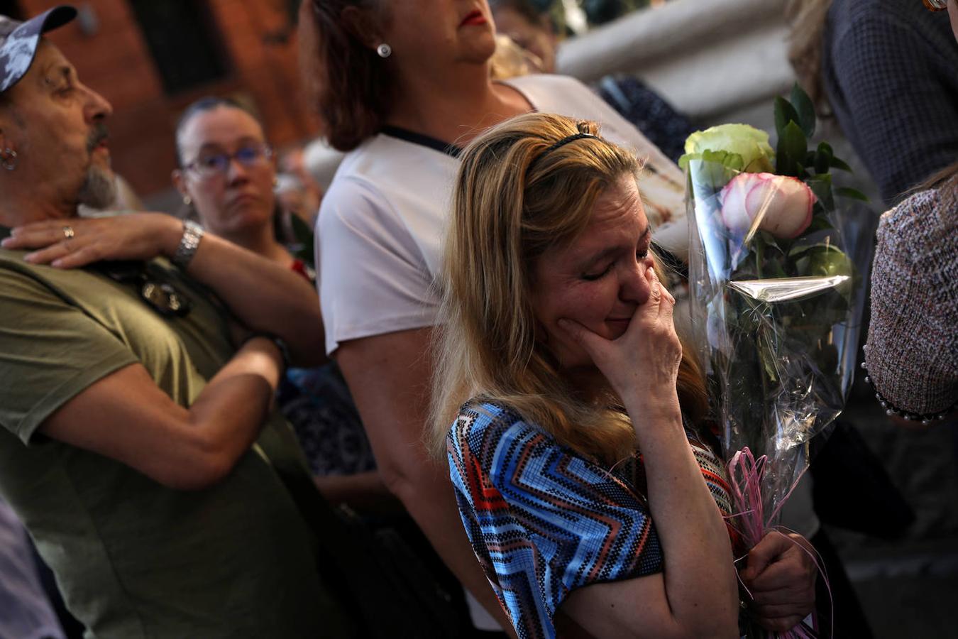 Los fas de Camilo Sesto cantan sus canciones mientras esperan para presentar sus respetos en la capilla ardiente.