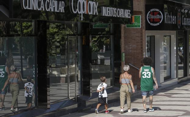 Una fachada de una clínica situada en la avenida de Andalucía, en la que se realizan injertos capilares. 