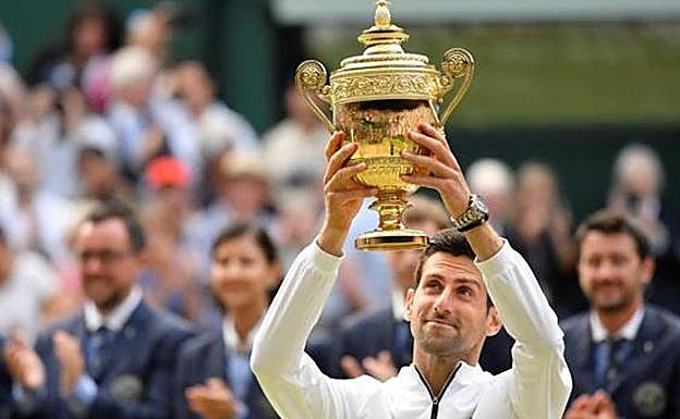 Novak Djokovic, con su último Wimbledon. 