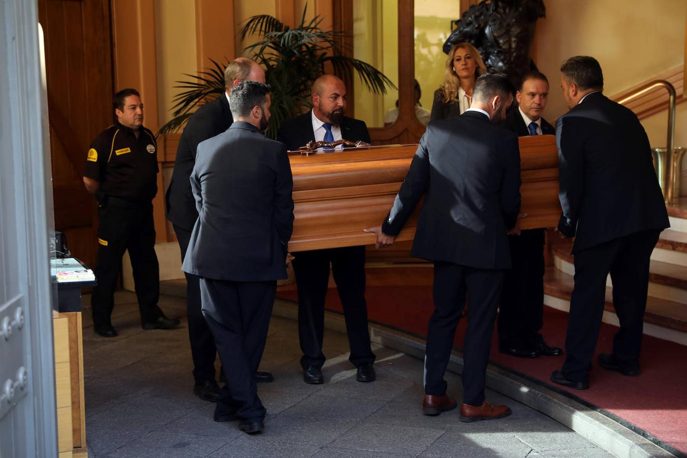 El ataúd del cantante español Camilo Sesto llega a la SGAE, en Madrid.