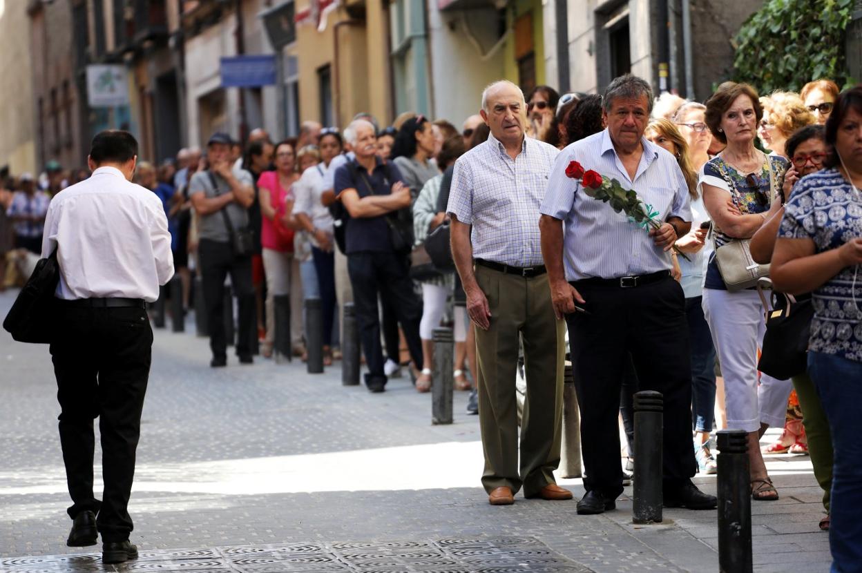 Admiradores de Camilo guardaban ayer cola a las puertas de la SGAE en Madrid para brindarle su último homenaje. ::reuters  efe