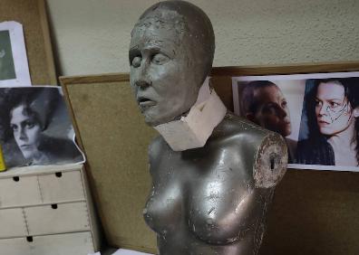 Imagen secundaria 1 - Arriba, preparación de la próxima exhibición sobre la saga 'Alien' con una de las escenas de personajes atrapados por la criatura. Abajo, busto de Sigourney Weaver en pleno proceso de creación de los rasgos de la actriz y figura terminada del xenoformo. 