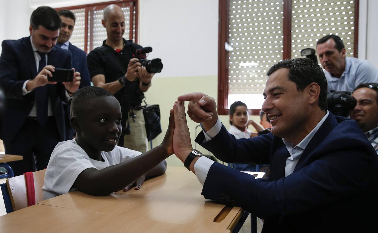 El presidente saluda al pequeño Yunes Baba, alumno de tercero de Primaria del Manuel Altolaguirre. 