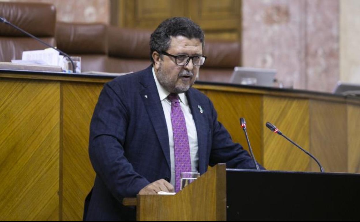El diputado de Vox, Francisco Serrano, durante su intervención en el pleno