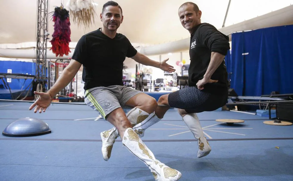 Vicente y Roberto Quirós, ayer, en la carpa de ensayos del Cirque du Soleil instalado en el Cortijo de Torres.