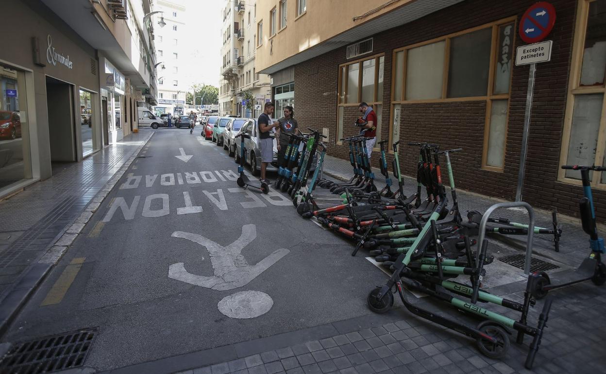 Patinetes volcados en una zona reservada de aparcamiento para éstos en la zona del Soho de la capital. 