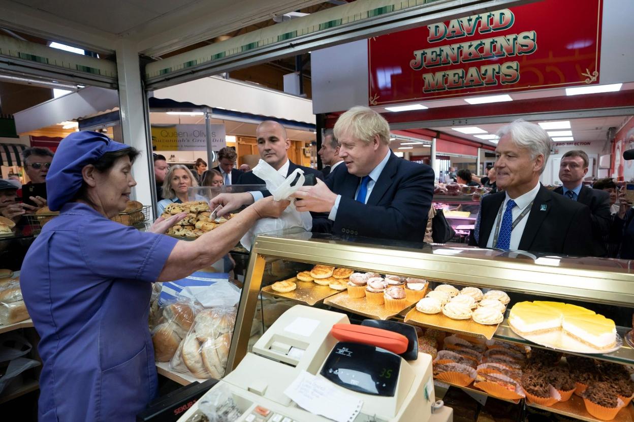 Boris Johnson compró pasteles en su visita a un mercado de Doncaster, en Inglaterra. :: jon super / afp