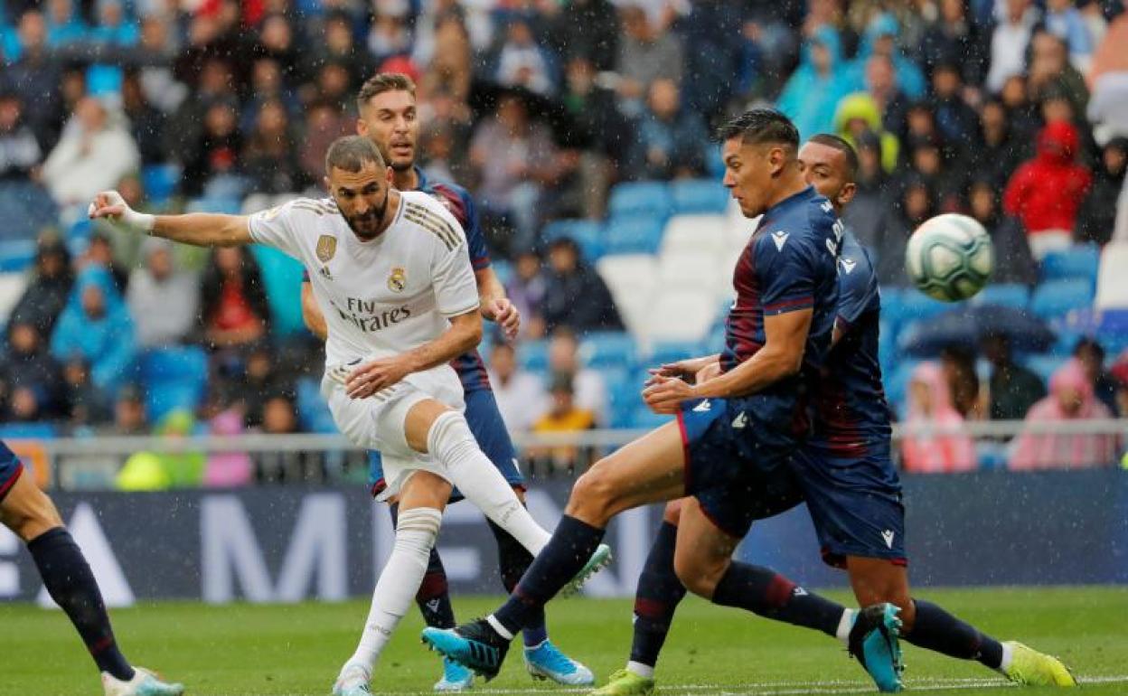 Benzema dispara a puerta. 