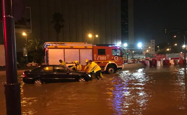 Vídeos: la tromba de agua en su momento más intenso por la provincia de Málaga