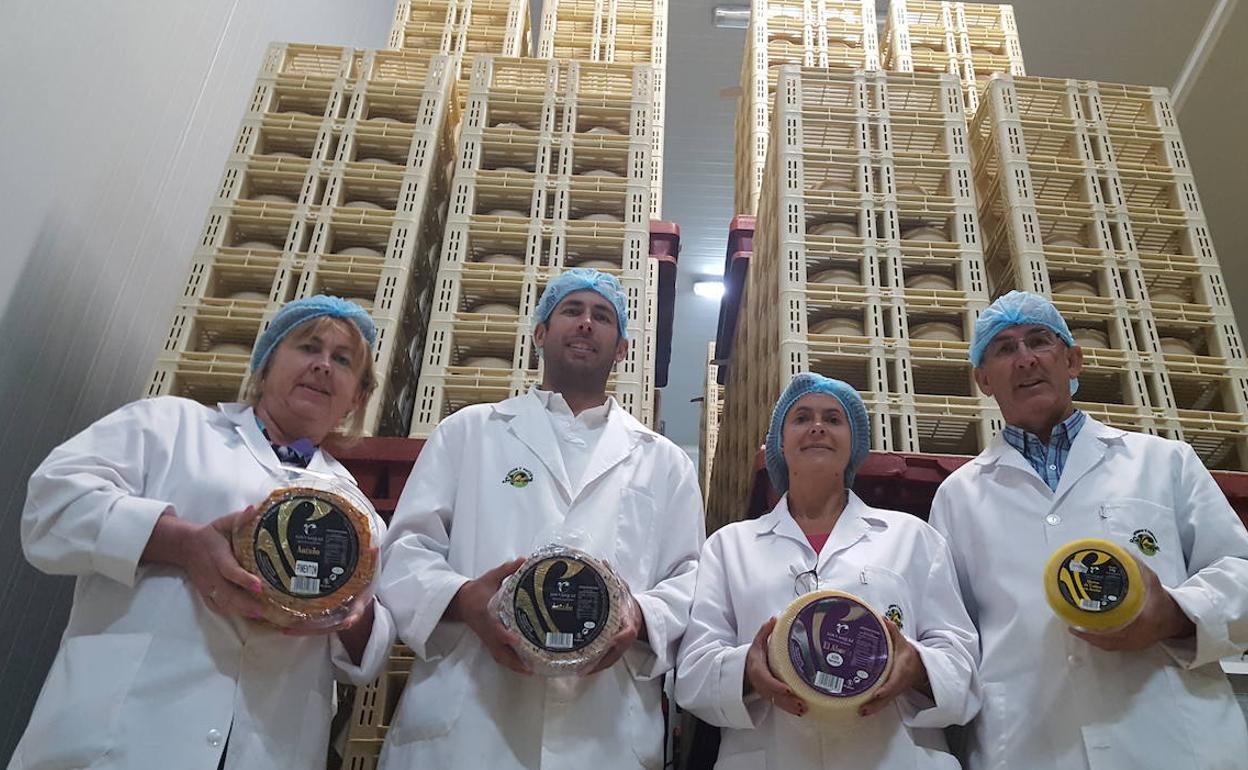 La directora general, María del Carmen Vázquez, con sus sobrinos José Carlos y Anabel y sy hermano Francisco