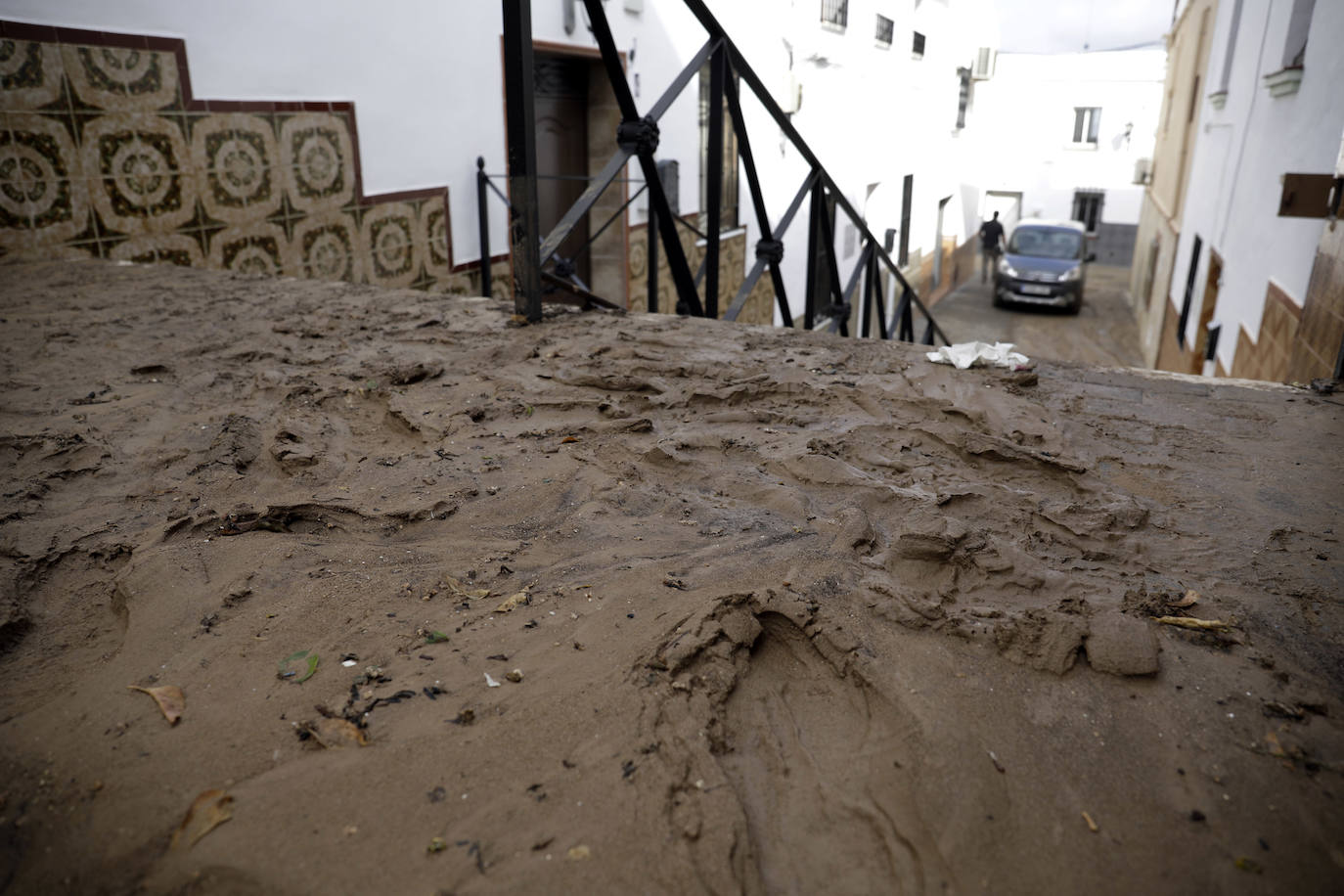 La gota fría deja en ruinas la casa de una pareja de Alhaurín el Grande al desprenderse un muro de contención que descargó contra su patio.