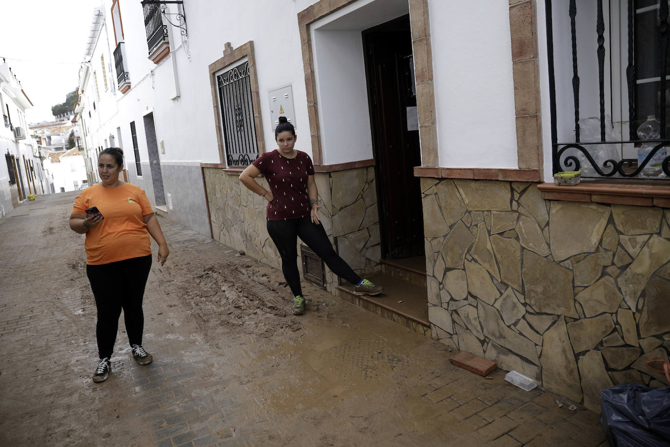 La gota fría deja en ruinas la casa de una pareja de Alhaurín el Grande al desprenderse un muro de contención que descargó contra su patio.