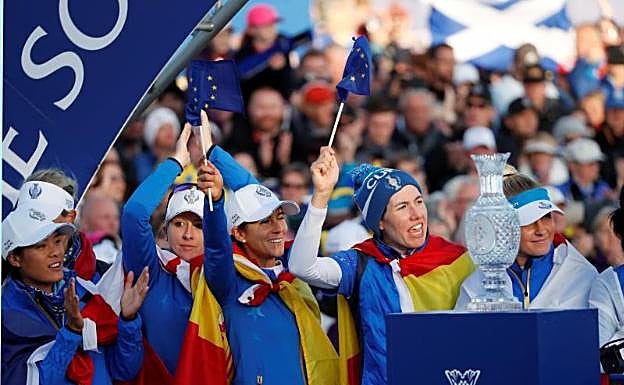 Muñoz, en el centro de la imagen, celebra la victoria de España junto a Carlota Ciganda, ambas con la bandera de España.