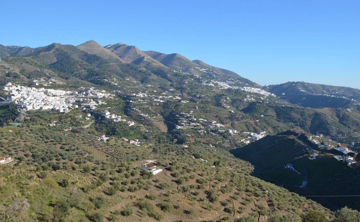 Canillas de Albaida y Cómpeta, vistos desde la carretera hacia Salares y Sedella.