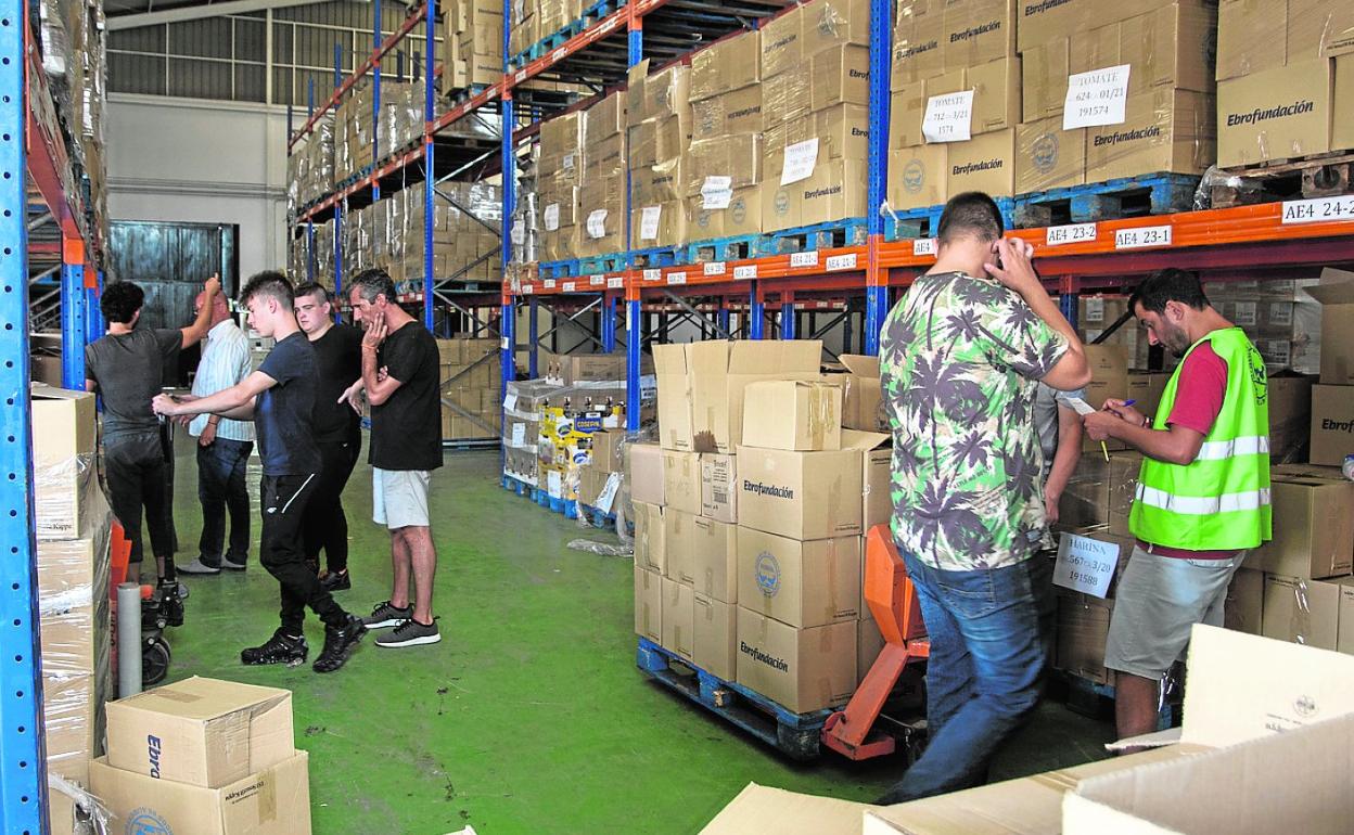 Voluntarios trabajan en la nave de Bancosol, en el polígono industrial Trévenez. 