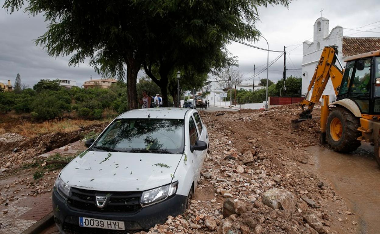 Un coche queda bloqueado por los efectos del temporal en Alhaurín el Grande. 