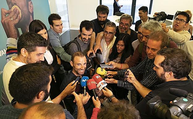 Valverde atiende a la prensa con su hija Natalia debajo de una nube de micrófonos