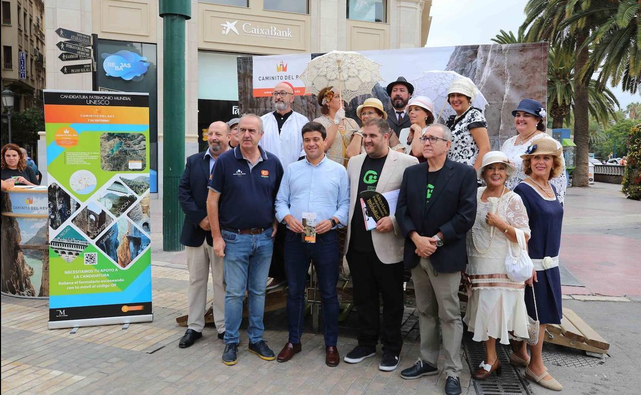 Responsables y figurantesdel punto de adhesión, en Calle Larios. 