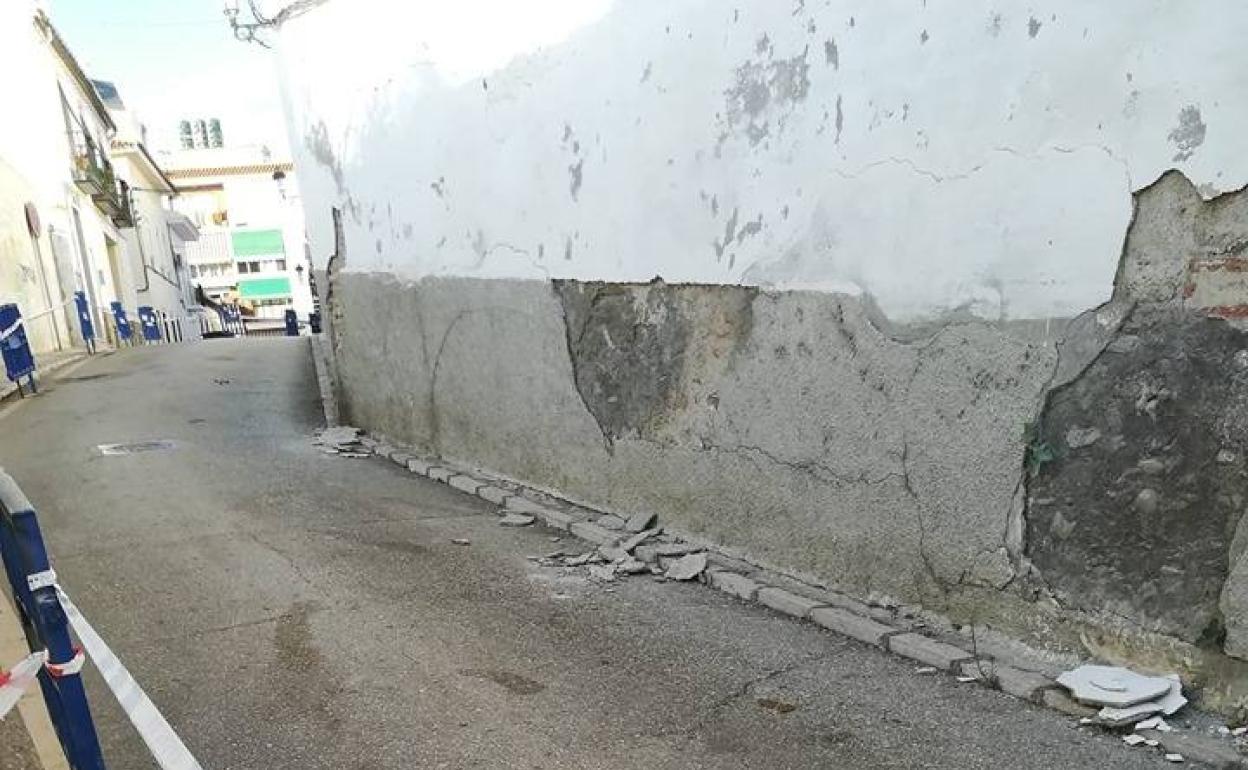 En la calle Martillo se han producido desprendimientos en varias zonas del muro exterior del convento. 