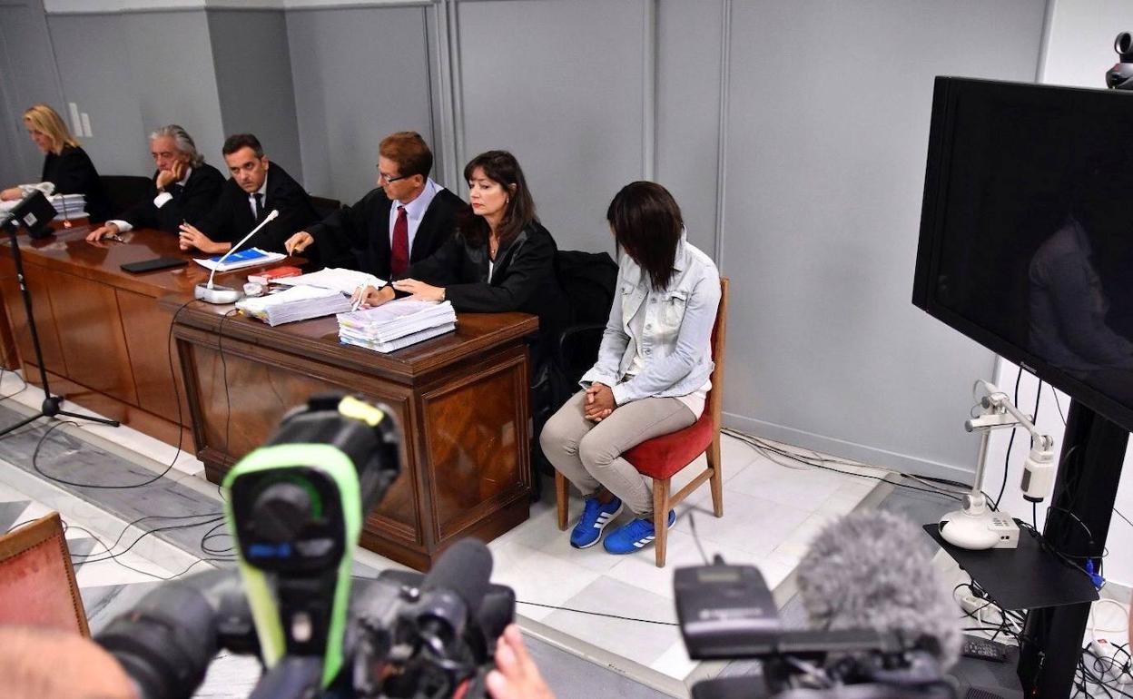 Quezada, en la Sala del Jurado, evita mostrar su rostro a los medios de comunicación. 