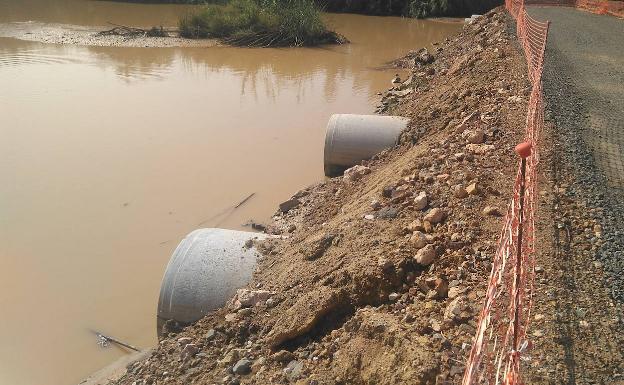 Los tubos instalados no han soportado la crecida del río y los materiales arrastrados. 