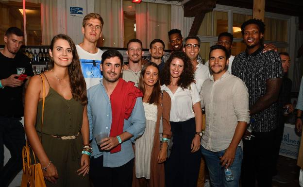 Imagen principal - Jugadores posan con patrocinadores. Abajo la plantilla del Unicaja femenino y ambiente durante la gala. 