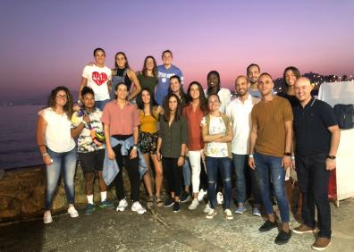 Imagen secundaria 1 - Jugadores posan con patrocinadores. Abajo la plantilla del Unicaja femenino y ambiente durante la gala. 