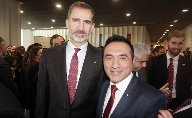 El rey Felipe VI y el Pintor Antonio Montiel, en el Museo Pompidou de Málaga.