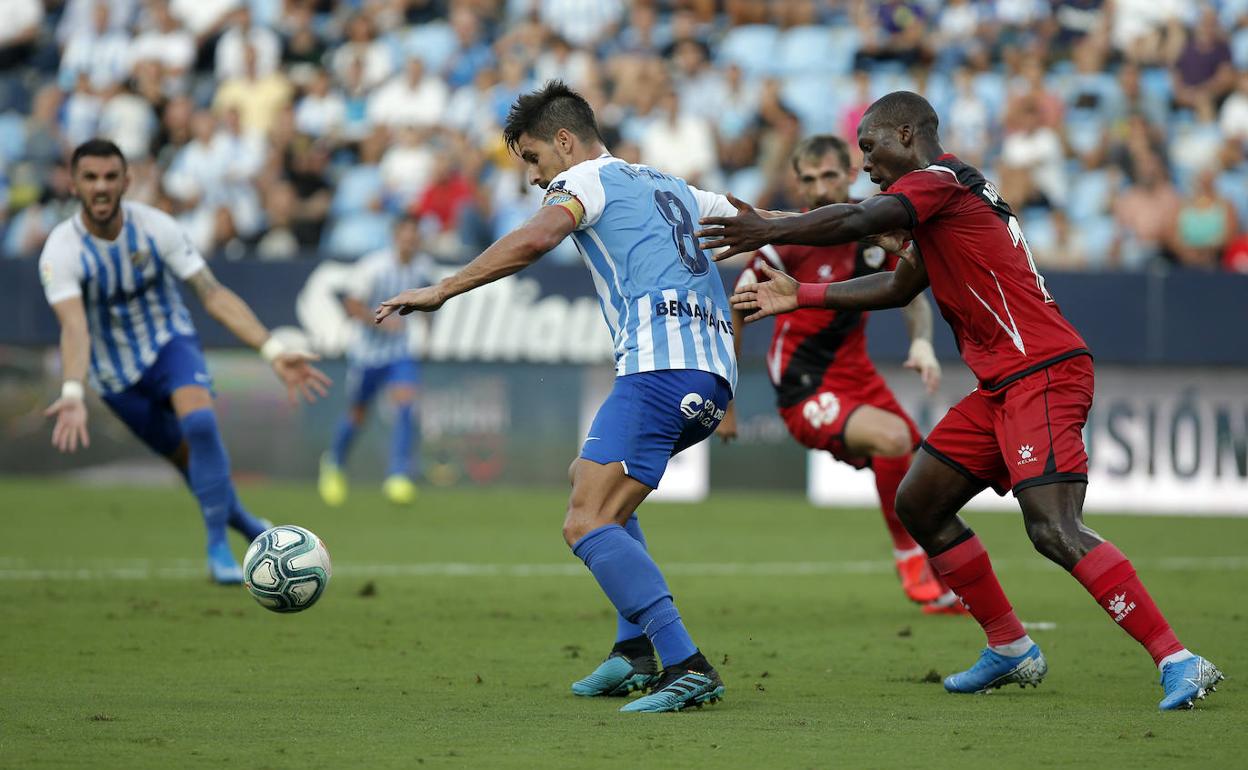 Advíncula presiona a Adrián, mientras Sadiku reclama el pase del madrileño. 