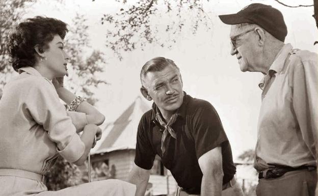 Ava Gardner, Clark Gable y John Ford durante el rodaje